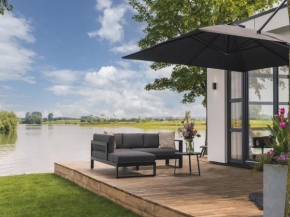 Luxurious holiday home on the water in the Betuwe